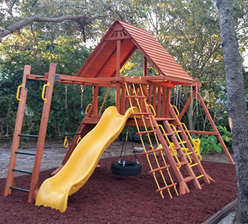 Play King Jupiter Florida installation Woodplay wood roof, rope ladder